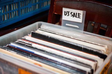 DJ vinil kayıtlar kutusunda. Vintage dj ses kaydı ile müzik satın