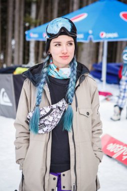 Bukovel, Ukrayna-19 Mart, 2018: Kampta güzel binici kız portresi. Kış eylem Festivali kar Park spor. Gençlerin büyük Hava snowboard ve ekstrem kayak rekabet. Aktif gençlik yaşam tarzı