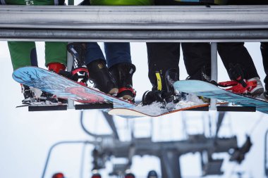 Bukovel, Ukrayna-19 Mart, 2018: Ski resort Asansör mekanizması taşıma kayakçı ve snowboard bir sürüş için dağın zirvesinde. Özel hava Asansör veya telesiyej ip kış Park monte