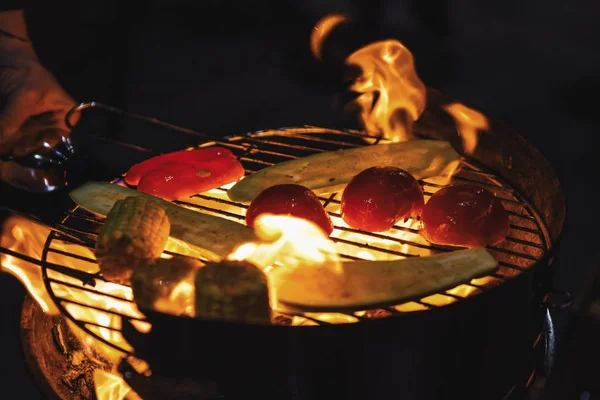 Gotowania Warzywa Grillu Otwartym Ogniem Kucharz Grille Pomidory Cukinia Odkryty — Zdjęcie stockowe