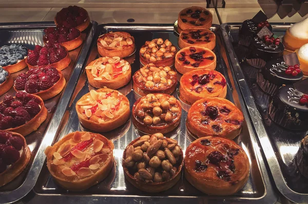 Många Olika Muffins Och Desserter Som Lagras Café Kylskåp Läckra — Stockfoto