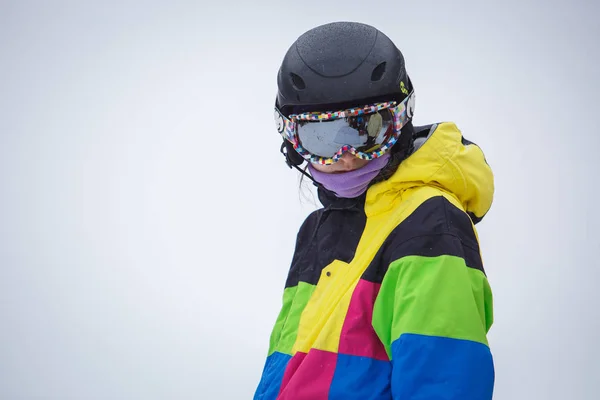 ブコヴェリ ウクライナ 2018 冬のアクション スポーツ公園の雪まつり 若い人たちは 大きな空気のスノーボード エクストリーム スキーで競い合います 保護用のヘルメット — ストック写真