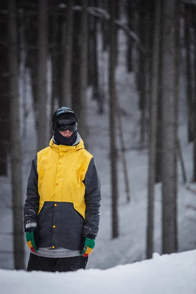 Bukovel 乌克兰 2018年3月 冬季行动体育节在雪公园 年轻人在大空中滑雪板和自由木比赛 穿着温暖的黄色外套 防护头盔和黑色太阳镜的清凉骑手 — 图库照片