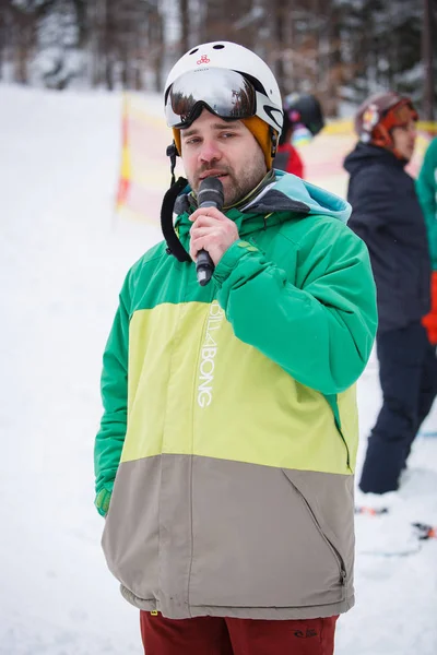 Bukovel 乌克兰 2018年3月 冬季行动体育节在雪公园 年轻人参加大型空中滑雪板和极端滑雪比赛 积极的生活方式 用米克罗与骑手交谈进行比赛判断 — 图库照片