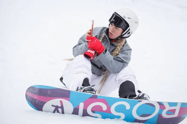 Bukovel Ukraine Março 2018 Rider Girl Tira Fotos Snowboarders Competição — Fotografia de Stock