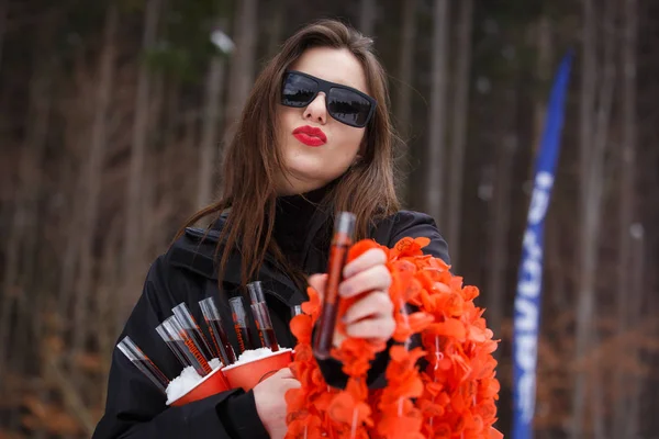 Bukovel Ucrania Marzo 2018 Promotora Niña Sostiene Vaso Con Jagermeister —  Fotos de Stock