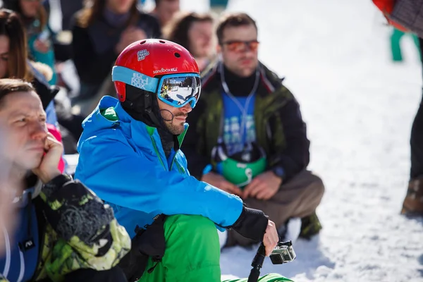 Bukovel 乌克兰 2018年3月 戴防护头盔和滑雪太阳镜的骑手肖像 雪园冬季行动体育节 年轻人在大型空中滑雪板和极端自由游戏中竞争 — 图库照片