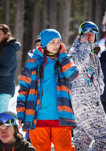 Bukovel 乌克兰 2018年3月 可爱的骑手女孩穿着温暖的衣服在营地 雪园冬季行动体育节 年轻人参加大型空中滑雪板和滑雪比赛 积极的青少年生活方式 — 图库照片