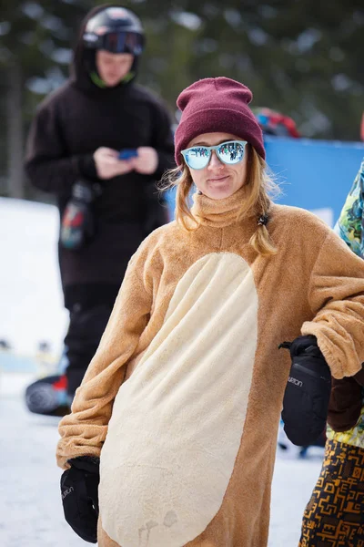 Bukovel 乌克兰 2018年3月 酷年轻的骑手女孩在 Kigurumi 松鼠服装 太阳镜摆姿势 在雪公园举行冬季行动运动节人们参加滑雪板比赛 积极的青少年生活方式 — 图库照片