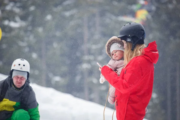 Bukovel Ucraina Marzo 2018 Giovane Madre Tiene Braccio Bambino Tenero — Foto Stock