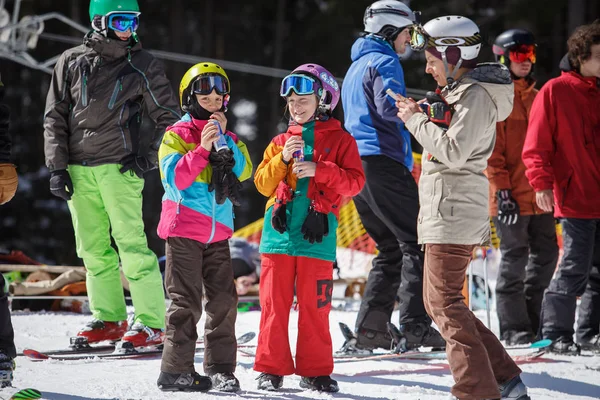 Bukovel Ukraine März 2018 Glückliche Kinder Wintersport Trinken Red Bull — Stockfoto