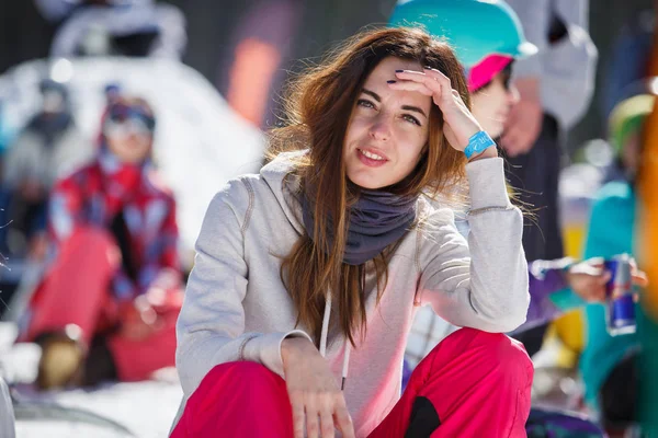 ブコヴェリ ウクライナ 2018 軌道に乗る準備ができて座っているかなりブルネットのライダー少女の肖像画 冬のアクション スポーツ 雪の公園でお祭りです 若い人々 はスノーボード スキーのビッグエアーで競争します — ストック写真