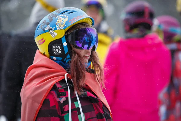 Bukovel 乌克兰 2018年3月 在营地佩戴防护头盔和滑雪太阳镜的漂亮年轻女孩的肖像 雪园冬季行动体育节 人们在滑雪板和自由游戏中竞争 — 图库照片