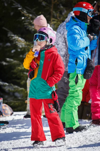 Bukovel 乌克兰 2018年8月 小孩在温暖的衣服饮料红牛饮料形式罐头 雪园冬季行动体育节 年轻人参加大型空中滑雪板和自由滑雪的比赛 — 图库照片