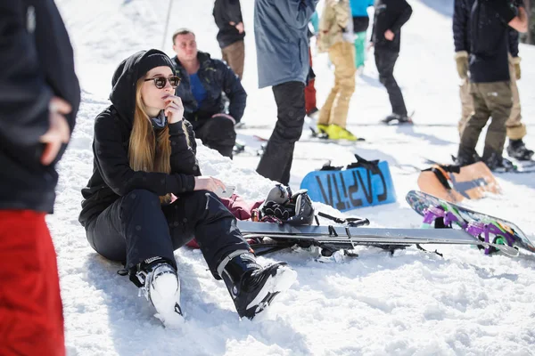 Bukovel 乌克兰 2018年 漂亮的年轻金发碧眼的骑手女孩观看比赛 雪园冬季行动体育节 年轻人参加滑雪板和滑雪比赛 积极的青少年生活方式 — 图库照片