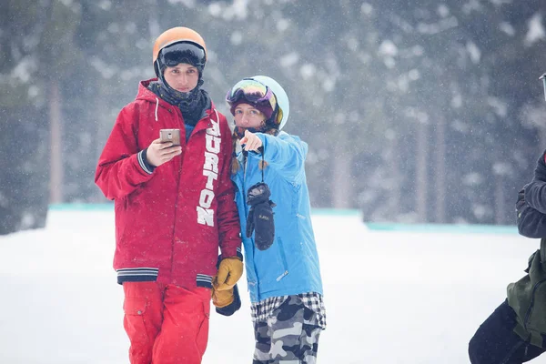 Bukovel, Ukrayna-19 Mart, 2018: Kış eylem Festivali kar Park spor. Gençlerin büyük Hava snowboard, extreme kayak rekabet. Aktif yaşam tarzı. Koruyucu giysiler bir fotoğraf için poz biniciler