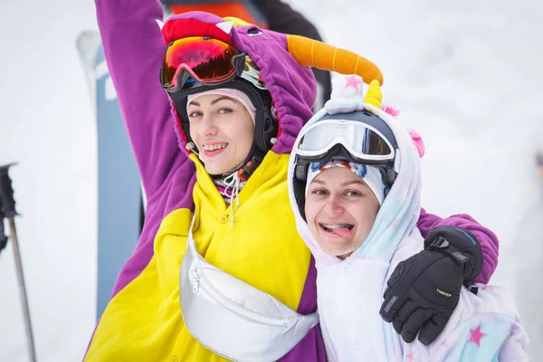 Bukovel 乌克兰 3月至 2018年3月 两个漂亮的年轻骑手女孩在搞笑的 Kigurumi 系数墨格姆斯在营地摆姿势与幸福的笑容 雪园冬季行动体育节 积极的青少年生活方式 — 图库照片