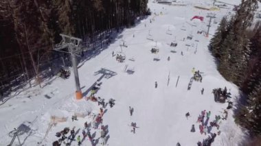 Yaremche, Ukrayna-23 Mart, 2018: Karpat Dağları Kış Parkı hava drone görüntüleri. Extreme Winter Park Resort uçuş video kamera ile snowboard parçaları ve kayak Lift vurdu.