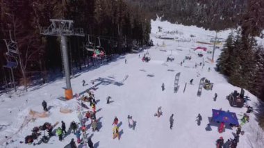 Yaremche, Ukrayna-23 Mart, 2018: Karpat Dağları Kış Parkı hava drone görüntüleri. Extreme Winter Park Resort uçuş video kamera ile snowboard parçaları ve kayak Lift vurdu.