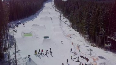Yaremche, Ukrayna-23 Mart, 2018: Karpat Dağları Kış Parkı hava drone görüntüleri. Extreme Winter Park Resort uçuş video kamera ile snowboard parçaları ve kayak Lift vurdu.