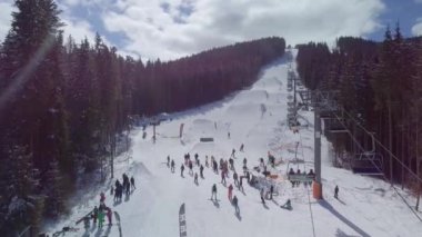 Yaremche, Ukrayna-23 Mart, 2018: büyük bir grup snowborders ve ücretsiz kayak gezileri Bukovel Winter Park 'ta aşırı spor yarışmasında Park altına alır. dağlarda kar pistlerinin ve rampa hava görüntüleri.