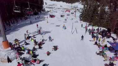 Yaremche, Ukrayna-23 Mart, 2018: Karpat Dağları Kış Parkı hava drone görüntüleri. Extreme Winter Park Resort uçuş video kamera ile snowboard parçaları ve kayak Lift vurdu.