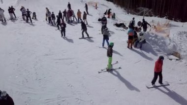Yaremche, Ukrayna-23 Mart, 2018: büyük bir grup snowborders ve ücretsiz kayak gezileri Bukovel Winter Park 'ta aşırı spor yarışmasında Park altına alır. dağlarda kar pistlerinin ve rampa hava görüntüleri.