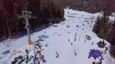 Yaremche, Ukrayna-23 Mart, 2018: Karpat Dağları Kış Parkı hava drone görüntüleri. Extreme Winter Park Resort uçuş video kamera ile snowboard parçaları ve kayak Lift vurdu.