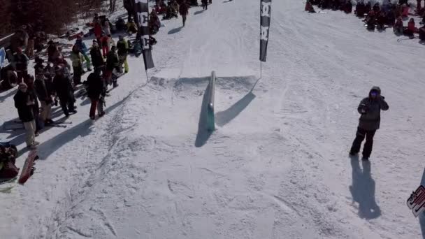 乌克兰亚雷姆什 2018年3月24日 滑雪板和免费滑雪骑手参加夹具比赛 在布科维尔雪台上 运动员们在铁轨上磨合 为年轻而活跃的运动员举办的极限冬季运动比赛 — 图库视频影像