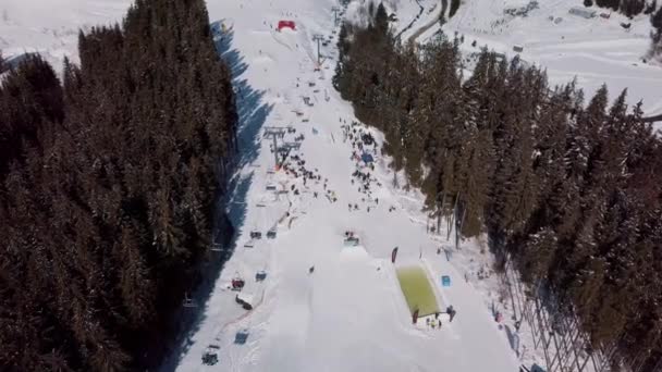 Yaremche Oekraïne Maart 2018 Grote Groep Van Snowborders Gratis Ski — Stockvideo
