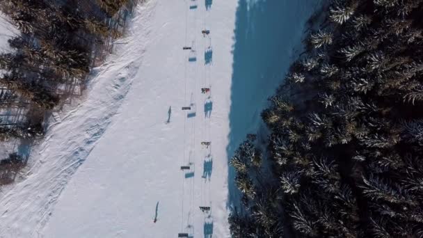 乌克兰亚雷姆什 2018年3月23日 喀尔巴泰山区冬季公园的空中无人机画面 滑雪板轨道和滑雪缆车拍摄与飞行摄像机在极端冬季公园度假村 — 图库视频影像