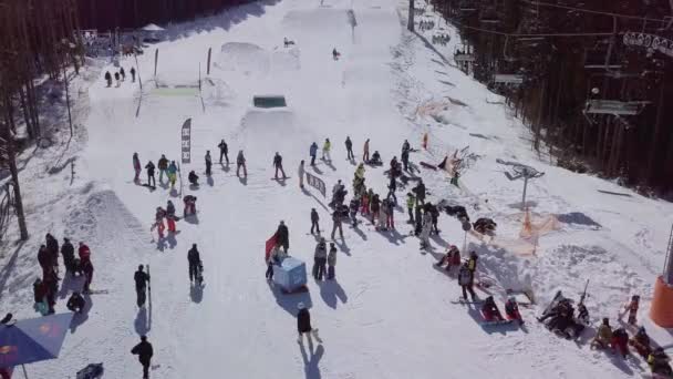 Jaremcze Ukraina Marca 2018 Snowboardziści Darmowych Jeźdźców Narciarskich Biorą Udział — Wideo stockowe