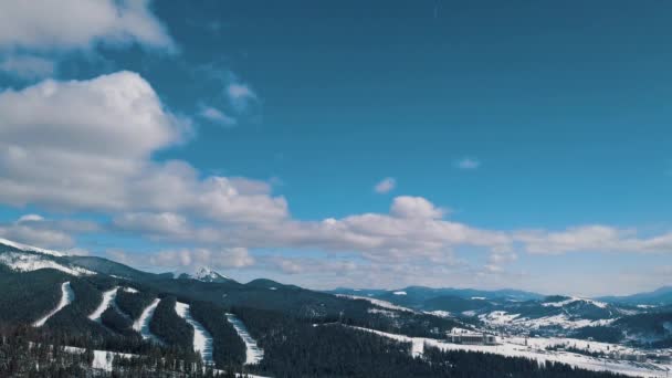 Mavi Gökyüzü Altında Karpat Dağları Bukovel Kış Parkı Güzel Hava — Stok video