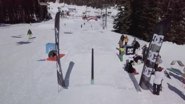 Яремче Украина Марта 2018 Сноубордисты Бесплатные Лыжники Принимают Участие Соревнованиях — стоковое видео
