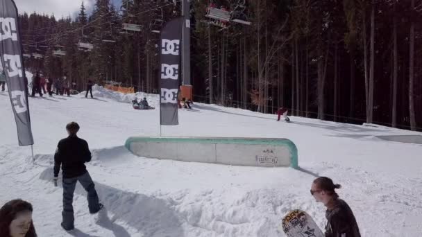 Yaremche Ukraine März 2018 Snowboarder Freerider Nehmen Jib Contest Teil — Stockvideo