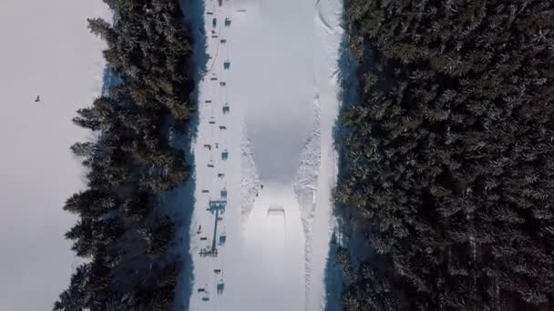 乌克兰亚雷姆什 2018年3月23日 喀尔巴泰山区冬季公园的空中无人机画面 滑雪板轨道和滑雪缆车拍摄与飞行摄像机在极端冬季公园度假村 — 图库视频影像
