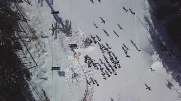 Yaremche Ucrânia Março 2018 Grande Grupo Fronteiras Neve Passeios Esqui — Vídeo de Stock