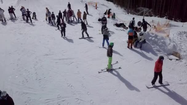 Yaremche Oekraïne Maart 2018 Grote Groep Van Snowborders Gratis Ski — Stockvideo