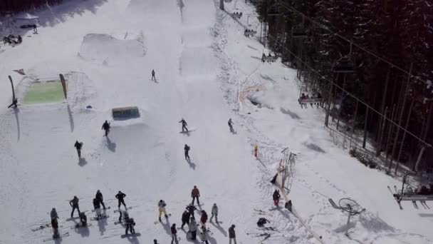 Yaremche Ukraine März 2018 Drohnenaufnahmen Des Winterparks Den Karpaten Snowboardspuren — Stockvideo