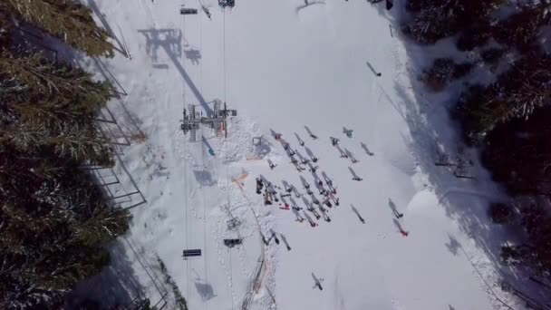 ヤレマチェ ウクライナ 月23日 2018 Snowborders の大きなグループと無料のスキーの乗り物は ブコヴェリの冬の公園の極端なスポーツ大会で公園を取ります 山の中のスノートラックとランプの空中映像 — ストック動画