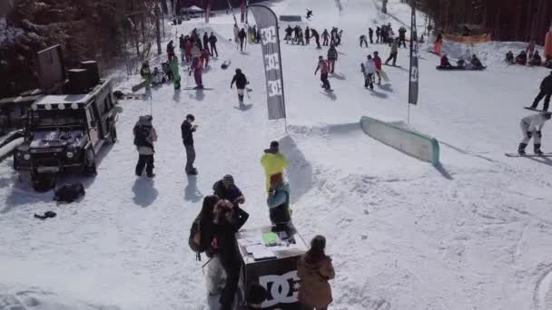 Яремче Украина Марта 2018 Сноубордисты Бесплатные Лыжники Принимают Участие Соревнованиях — стоковое видео