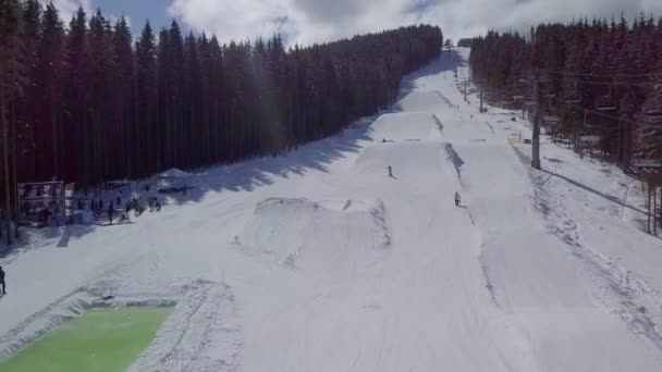 Yaremche Ukraine März 2018 Luftdrohne Video Des Winterparks Mit Rampen — Stockvideo