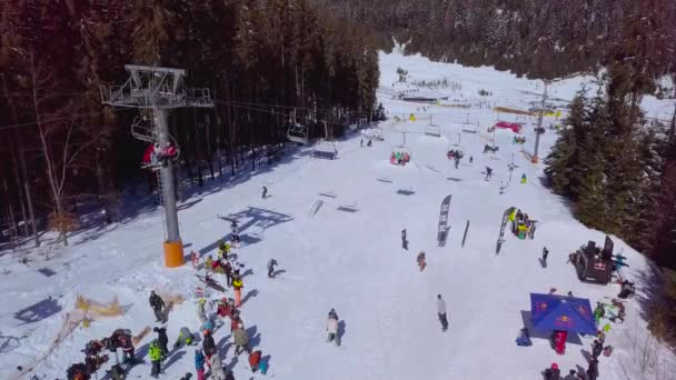 Yaremche Ukraine März 2018 Drohnenaufnahmen Des Winterparks Den Karpaten Snowboardspuren — Stockvideo