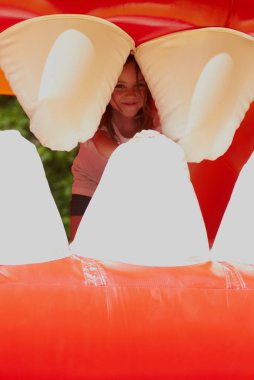  genç ve güzel kız zıplayan bir kalede parlak güneşli bir günde güzel bir gülümseme ile poz