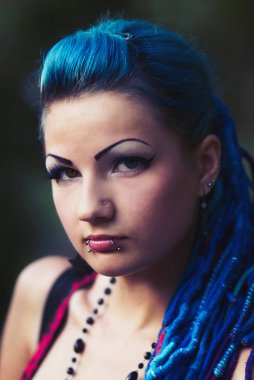  şık punk piercing ve farklı renkli gözleri açık havada poz