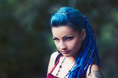  şık punk piercing ve farklı renkli gözleri açık havada poz