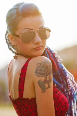  şık punk piercing ve farklı renkli gözleri açık havada poz