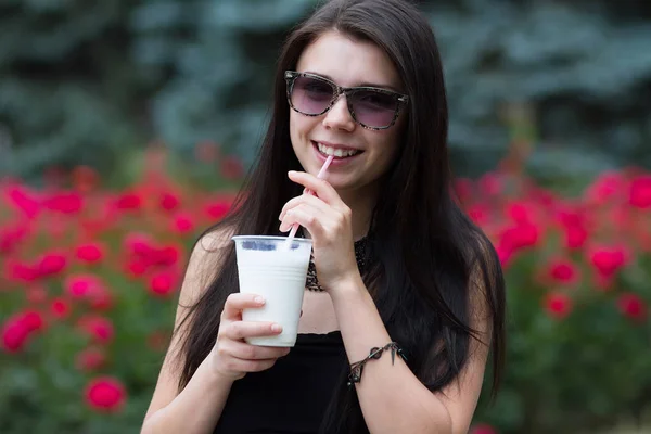 Carino Ragazza Bruna Nel Parco Luminoso Giorno Estate Immagine — Foto Stock