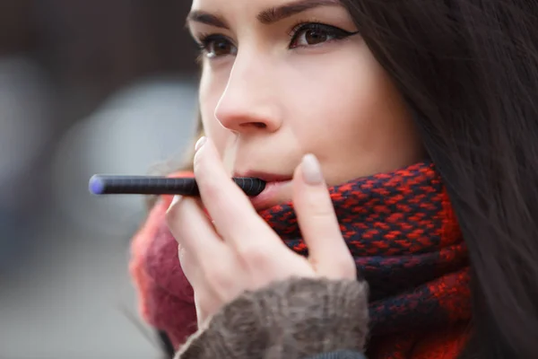 Ritratto Bella Ragazza Bianca Fumando Vaporizzatore Pen Pretty Giovane Donna — Foto Stock