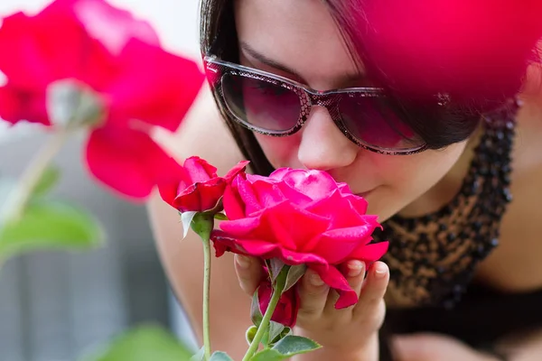 Schattige Brunette Meisje Het Park Bij Felle Zomerdag Afbeelding — Stockfoto